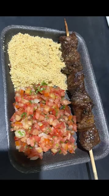 Bandeja com espetinho, farofa e vinagrete