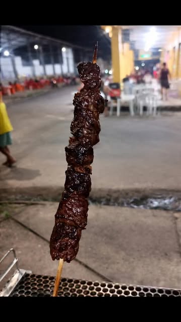 Espetinho de carne na brasa