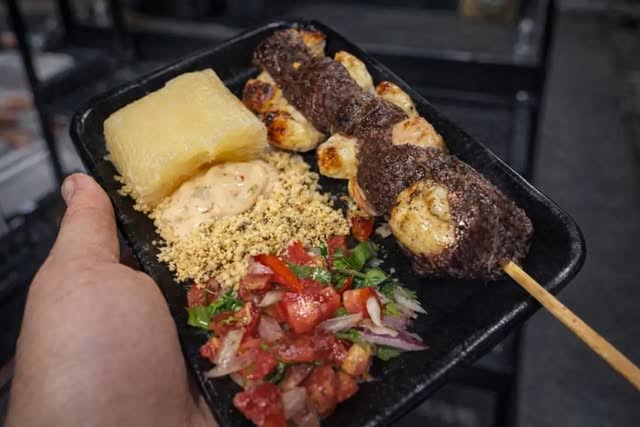 Bandeja com queijo coalho e macaxeira